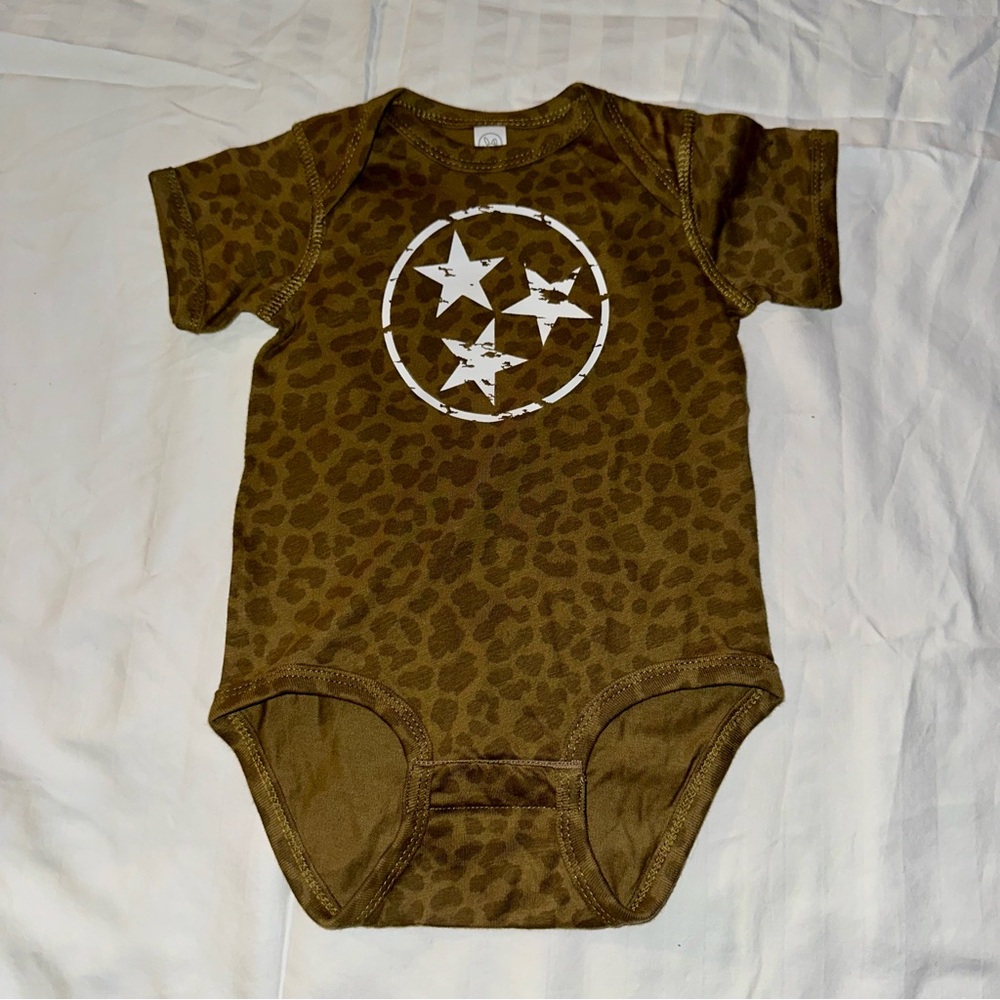 NEVER BEEN WORN State of Tn leopard onsie, Size 12 month